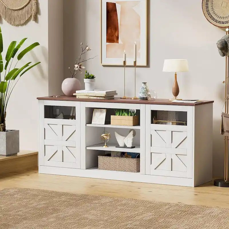Meuble TV blanc de style ferme avec portes de grange vitrées et étagères réglables