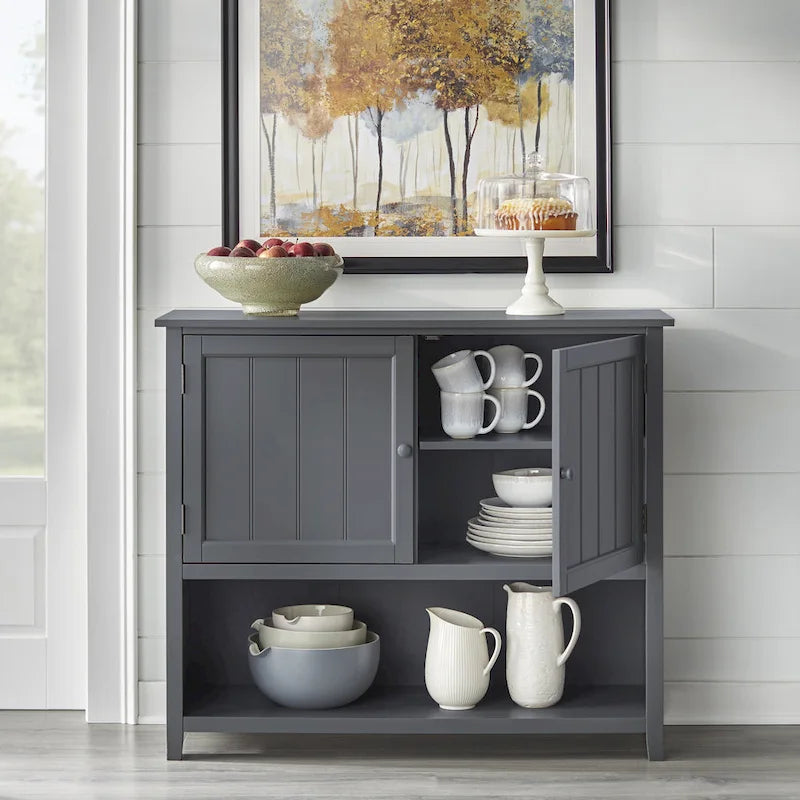 Credenza farmhouse a due ante con pannelli a beadboard e mensola aperta