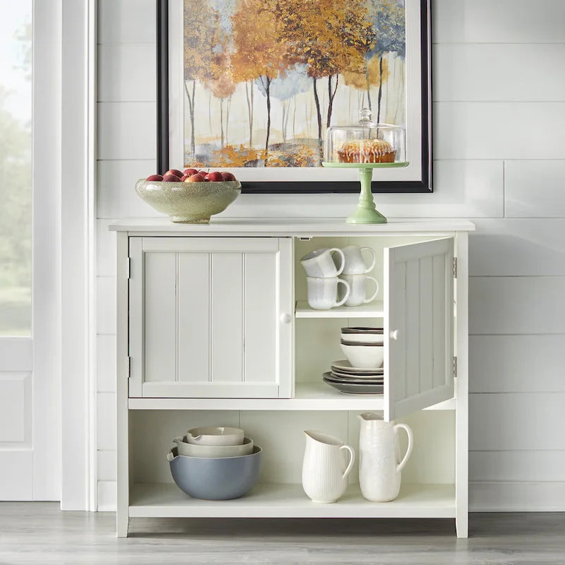 Credenza farmhouse a due ante con pannelli a beadboard e mensola aperta