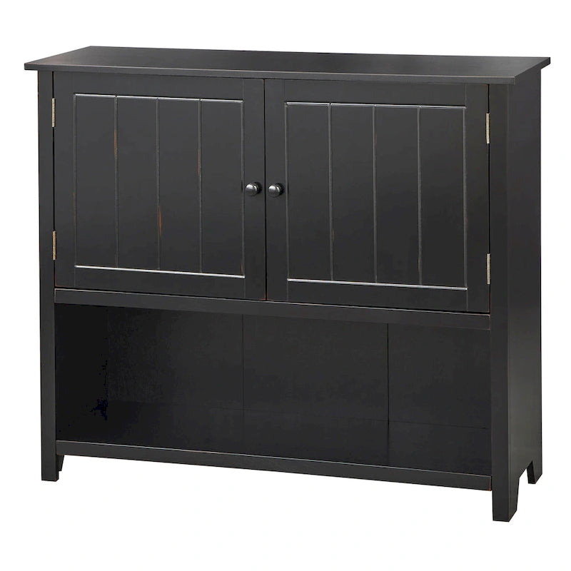 Credenza farmhouse a due ante con pannelli a beadboard e mensola aperta