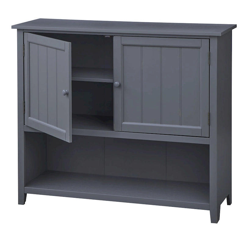 Credenza farmhouse a due ante con pannelli a beadboard e mensola aperta