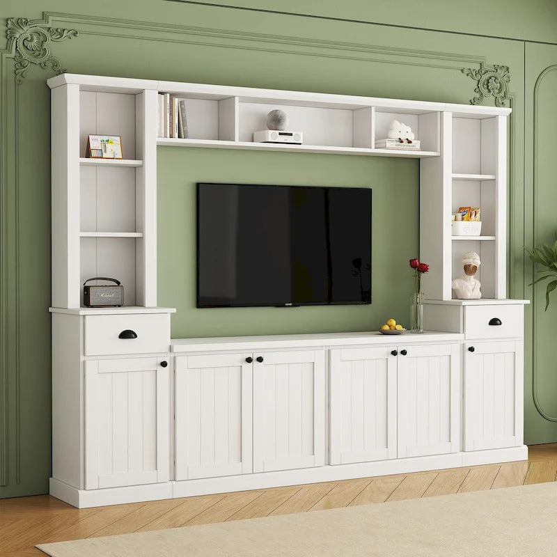 Moderner TV-Schrank mit Türen im Lattenstil und verdecktem Stauraum
