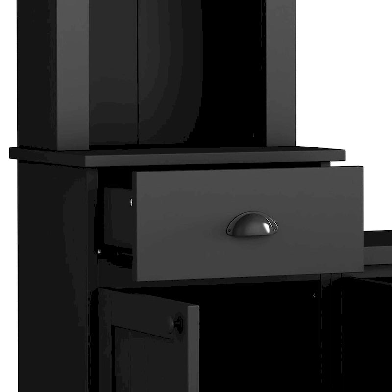 Moderner TV-Schrank mit Türen im Lattenstil und verdecktem Stauraum