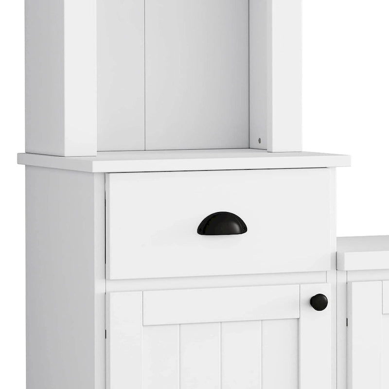 Moderner TV-Schrank mit Türen im Lattenstil und verdecktem Stauraum