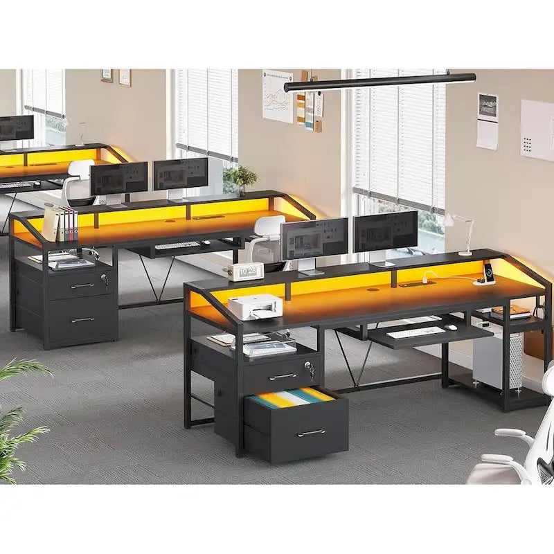 Computerschreibtisch mit LED-Beleuchtung, abschließbarer Schublade, Tastaturauszug und Steckdosen
