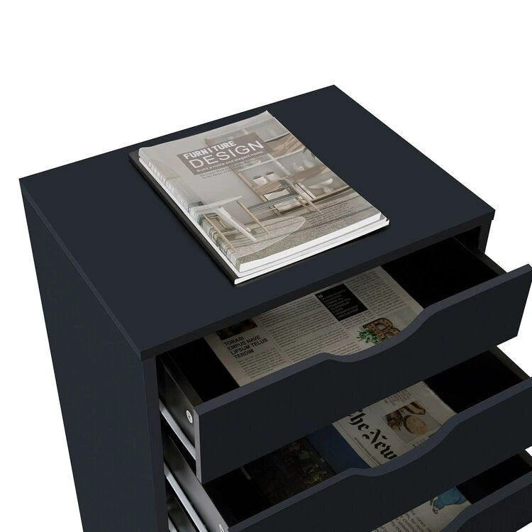 Schmaler Holzschrank mit neun Schubladen und eingelassenen Griffmulden