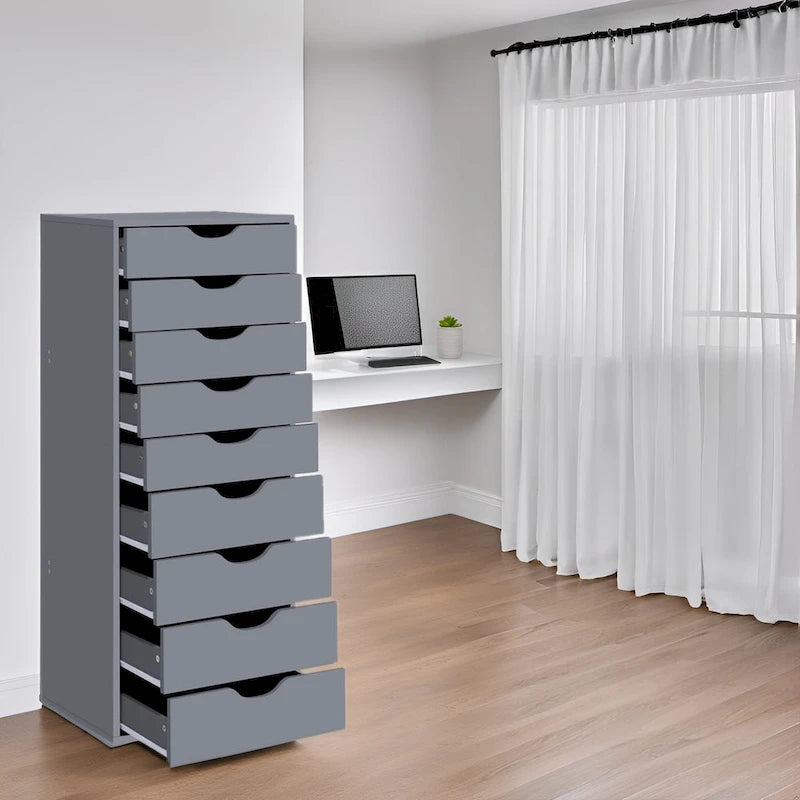 Schmaler Holzschrank mit neun Schubladen und eingelassenen Griffmulden