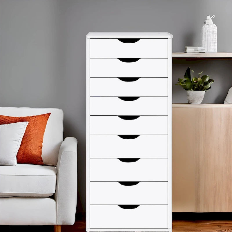 Schmaler Holzschrank mit neun Schubladen und eingelassenen Griffmulden