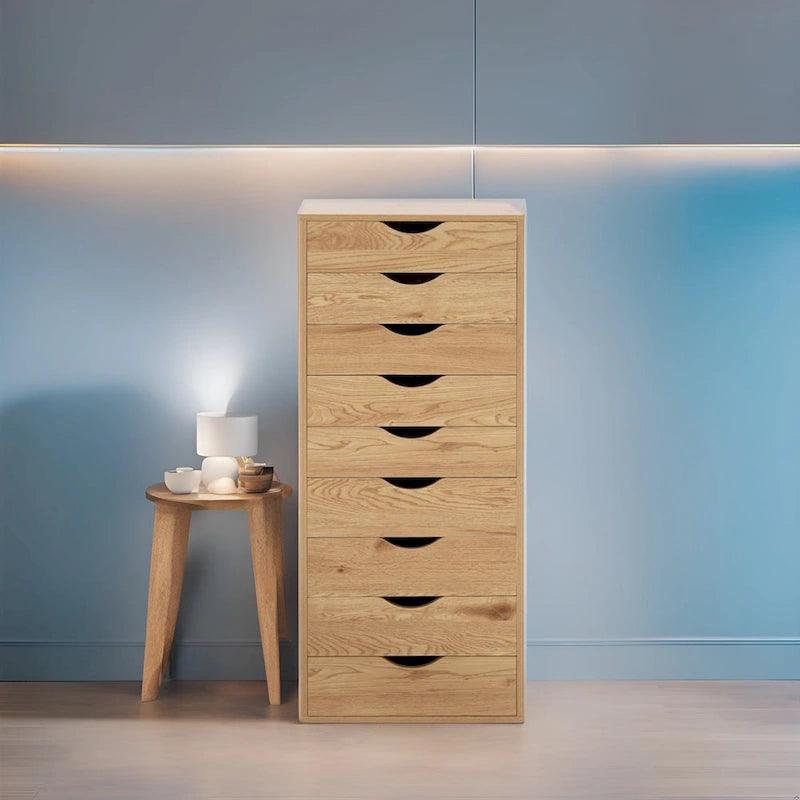 Schmaler Holzschrank mit neun Schubladen und eingelassenen Griffmulden