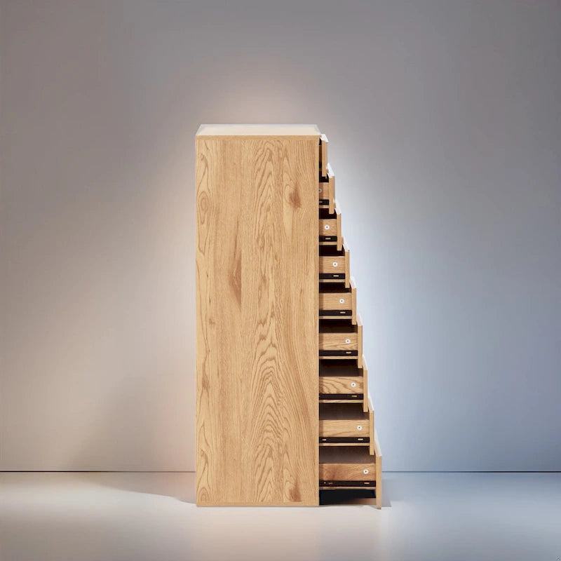 Schmaler Holzschrank mit neun Schubladen und eingelassenen Griffmulden