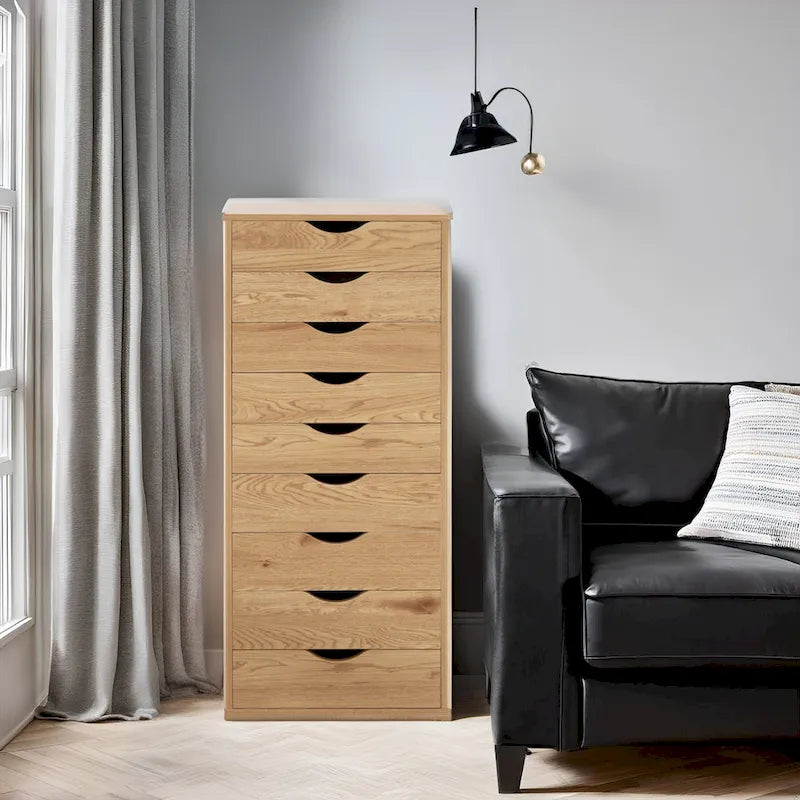 Schmaler Holzschrank mit neun Schubladen und eingelassenen Griffmulden
