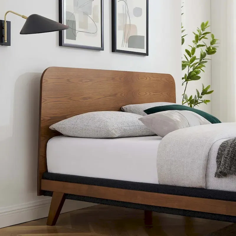 Walnootkleurig queensize platformbed met afgerond hoofdbord en houten lattenbodem